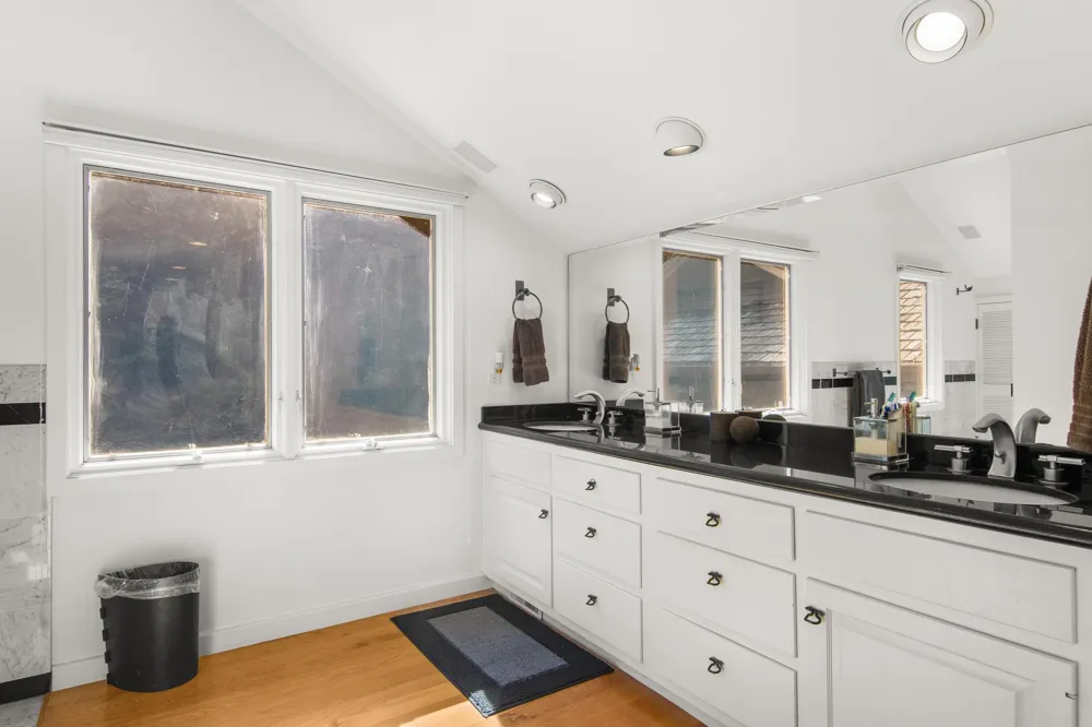 7200 Peninsula Drive Peninsula Township, MI 49686