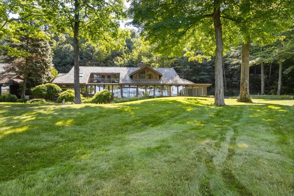 7200 Peninsula Drive Peninsula Township, MI 49686