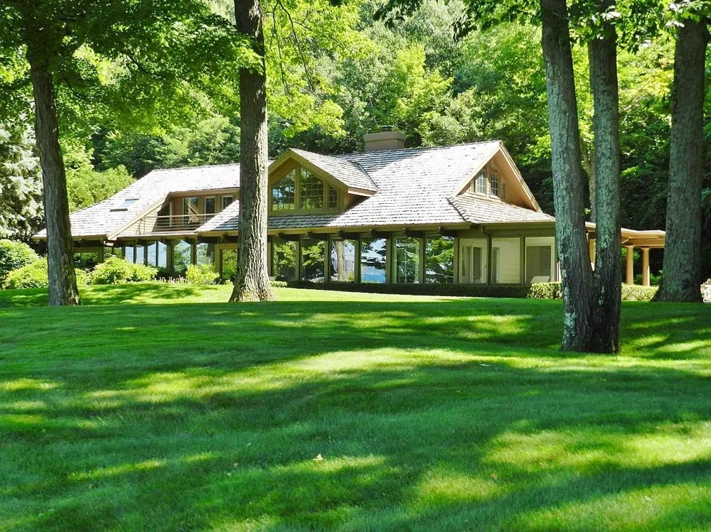 7200 Peninsula Drive Peninsula Township, MI 49686
