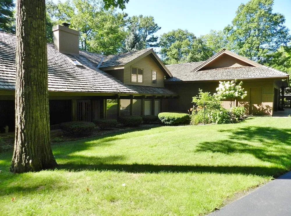 7200 Peninsula Drive Peninsula Township, MI 49686