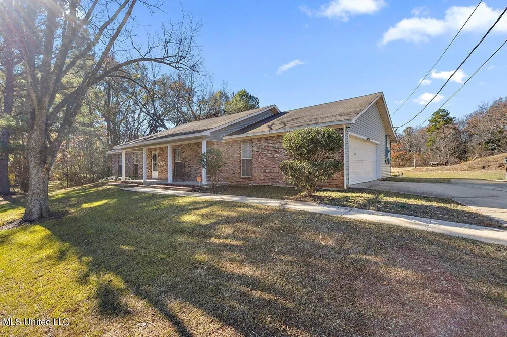 1085 Thomas Drive Raymond, MS 39154