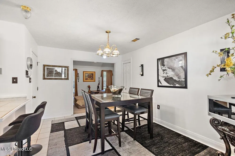 1085 Thomas Drive Raymond, MS 39154