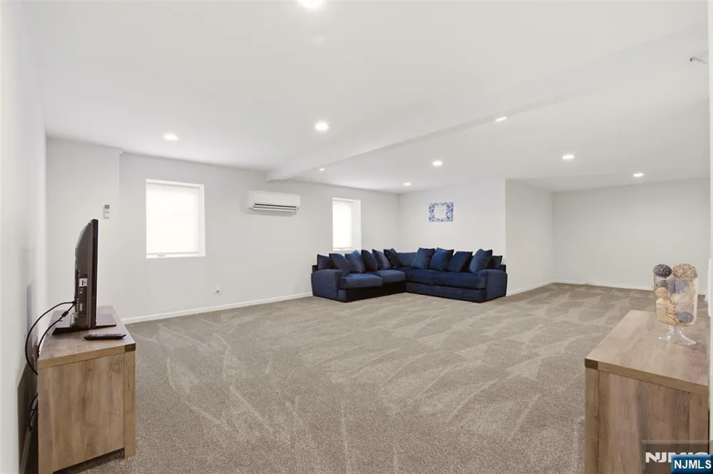 2 Bluffs Court Hamburg, NJ 07419