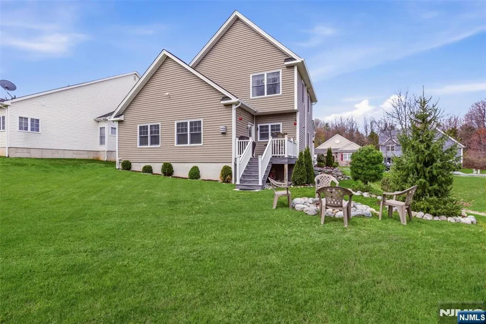 2 Bluffs Court Hamburg, NJ 07419