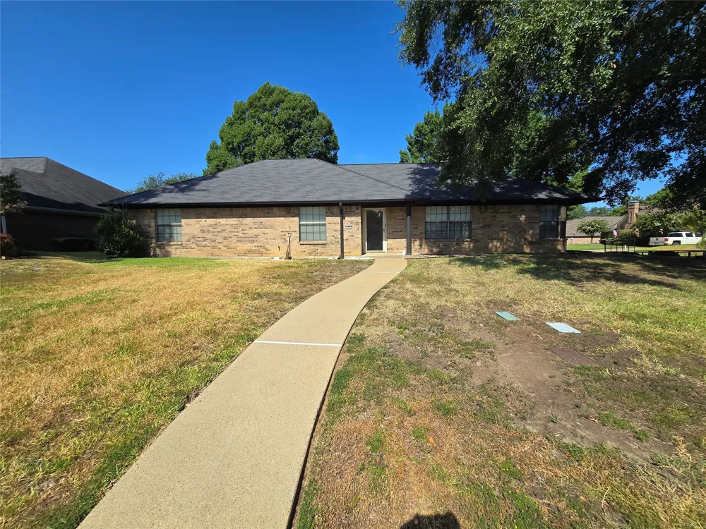 200 Lakewood Drive Longview, TX 75604