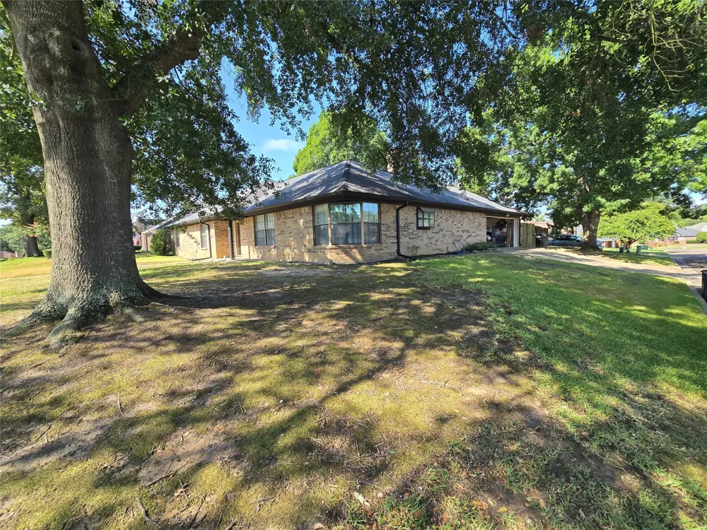 200 Lakewood Drive Longview, TX 75604