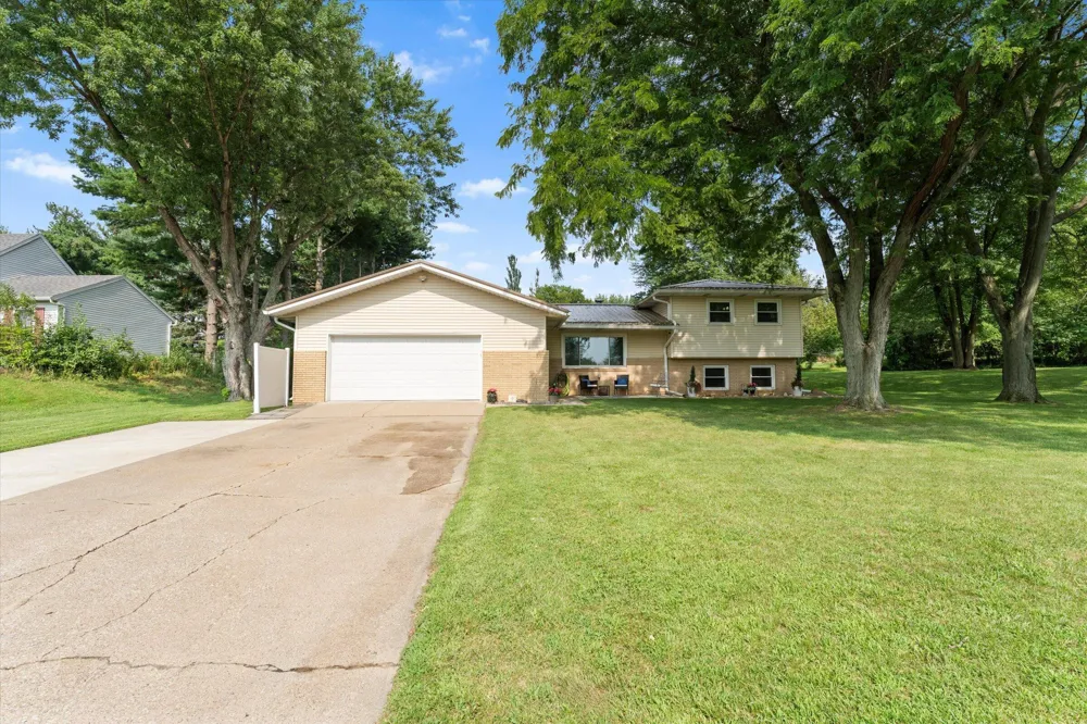 69601 Christiann Creek Drive Edwardsburg, MI 49112