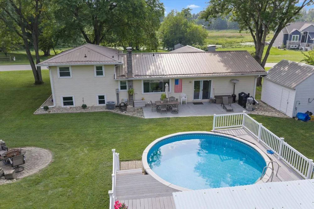 69601 Christiann Creek Drive Edwardsburg, MI 49112