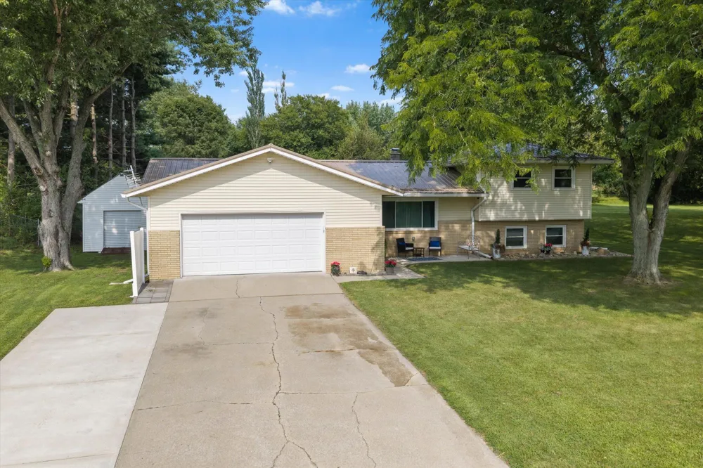 69601 Christiann Creek Drive Edwardsburg, MI 49112