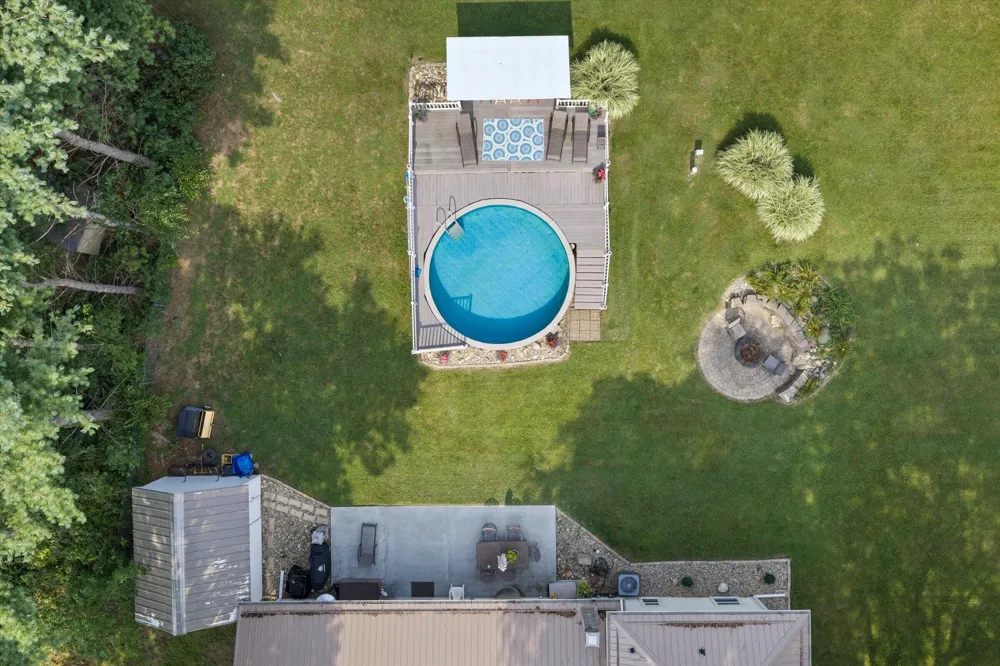 69601 Christiann Creek Drive Edwardsburg, MI 49112