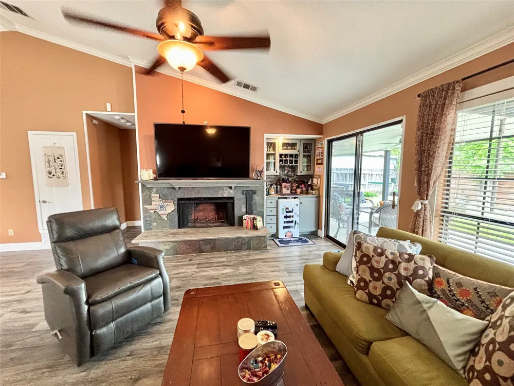 225 California Drive Glenn Heights, TX 75154