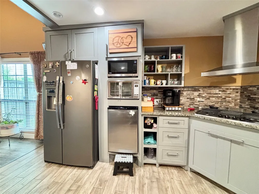 225 California Drive Glenn Heights, TX 75154