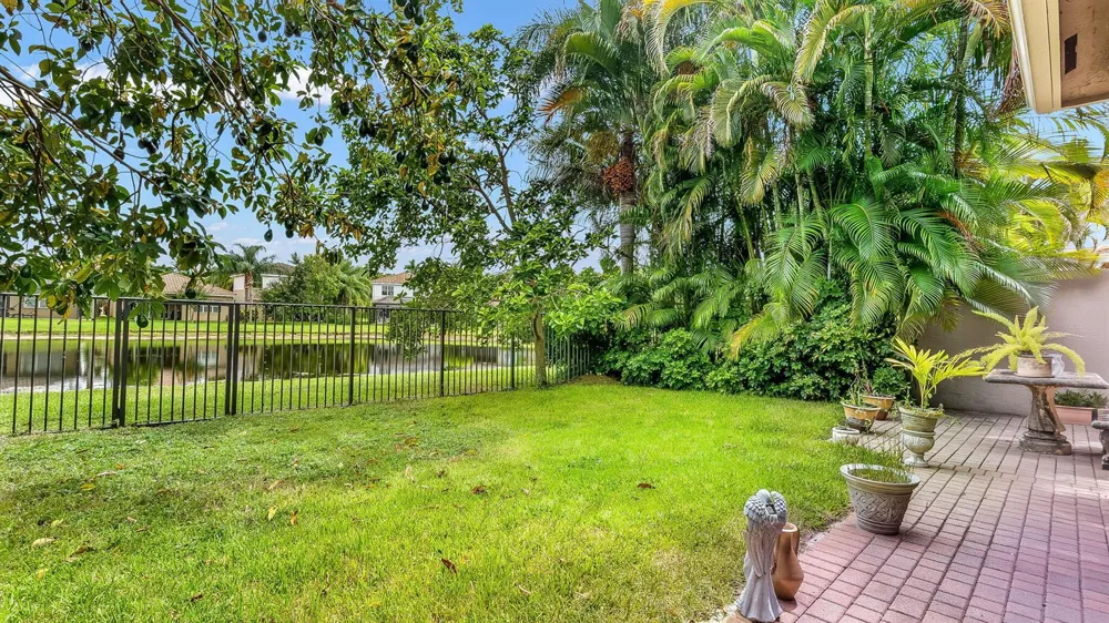 8292 Calabria Lakes Drive Boynton Beach, FL 33473