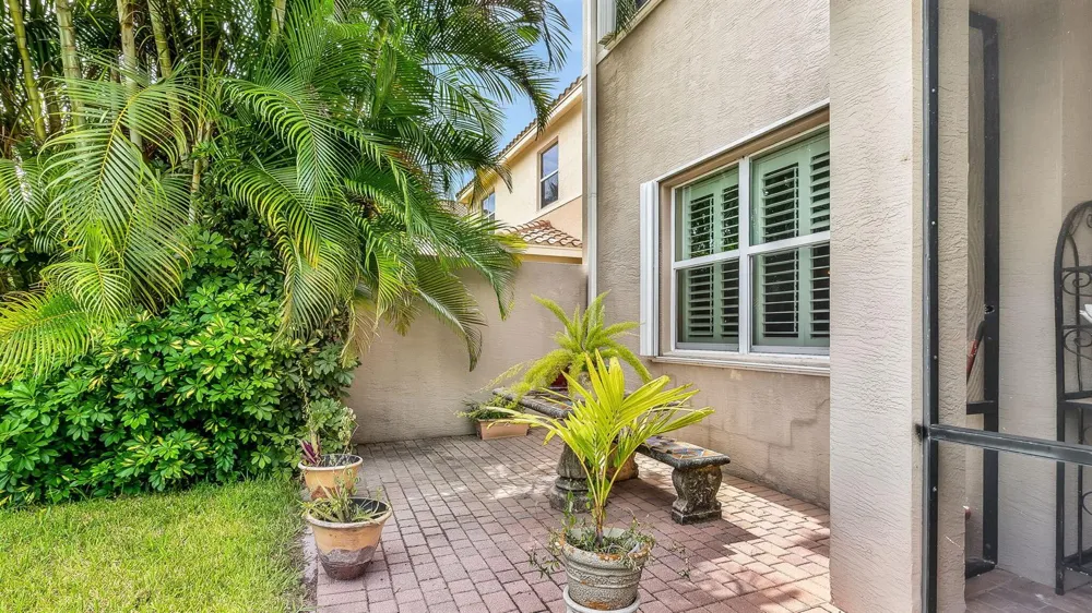 8292 Calabria Lakes Drive Boynton Beach, FL 33473