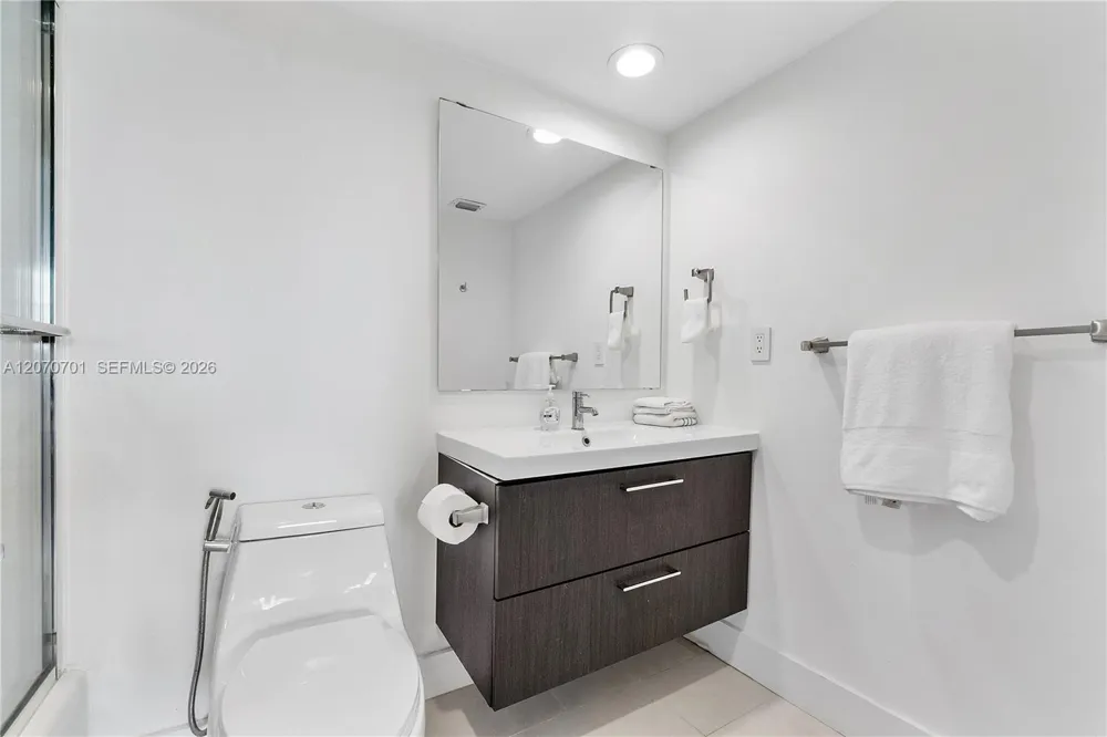 90 Edgewater Dr #917 Coral Gables, FL 33133