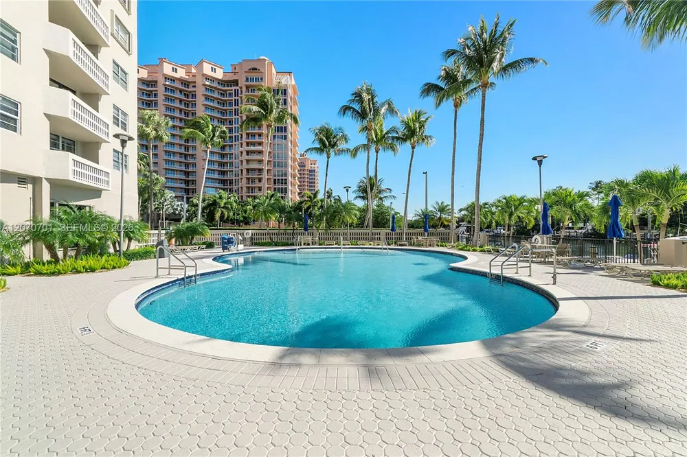 90 Edgewater Dr #917 Coral Gables, FL 33133