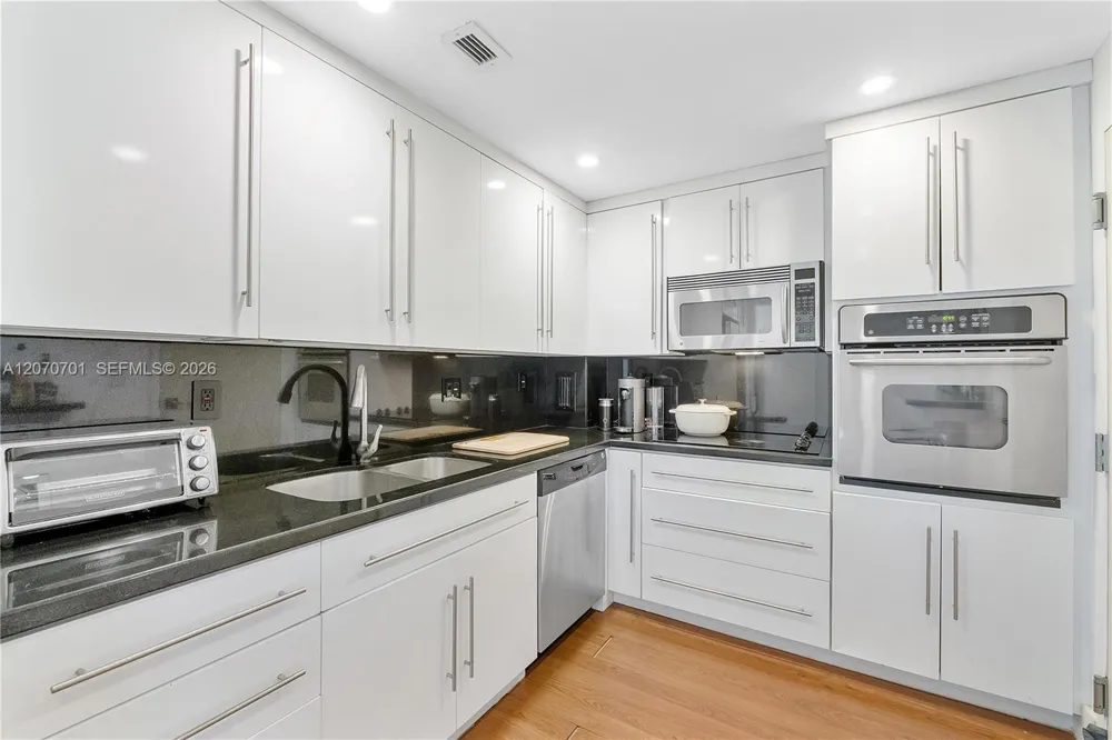 90 Edgewater Dr #917 Coral Gables, FL 33133