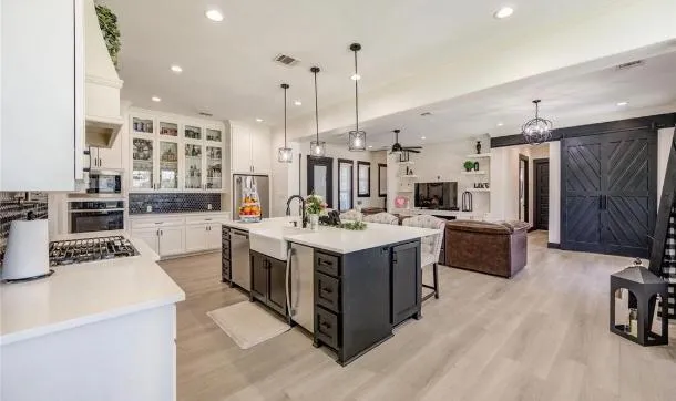 1607 Avenue E Danbury, TX 77534