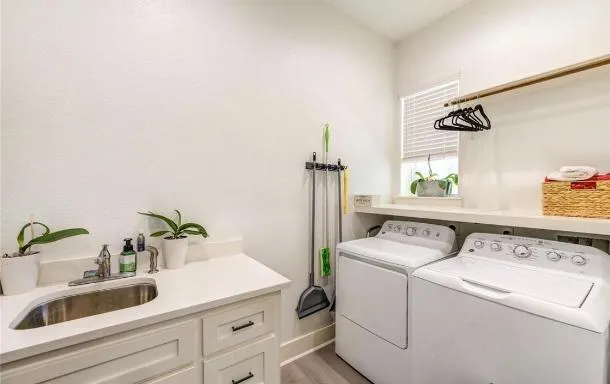 1607 Avenue E Danbury, TX 77534
