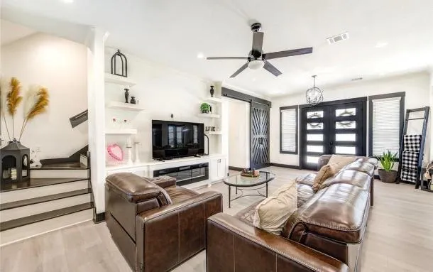 1607 Avenue E Danbury, TX 77534
