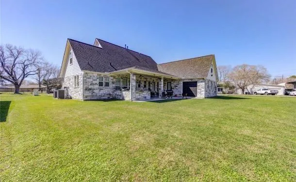 1607 Avenue E Danbury, TX 77534