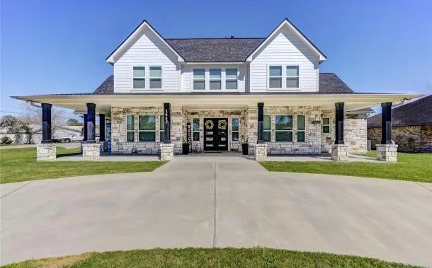 1607 Avenue E Danbury, TX 77534