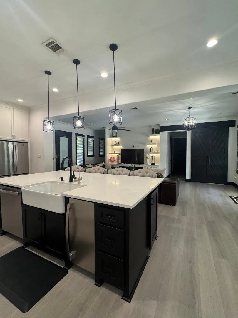 1607 Avenue E Danbury, TX 77534