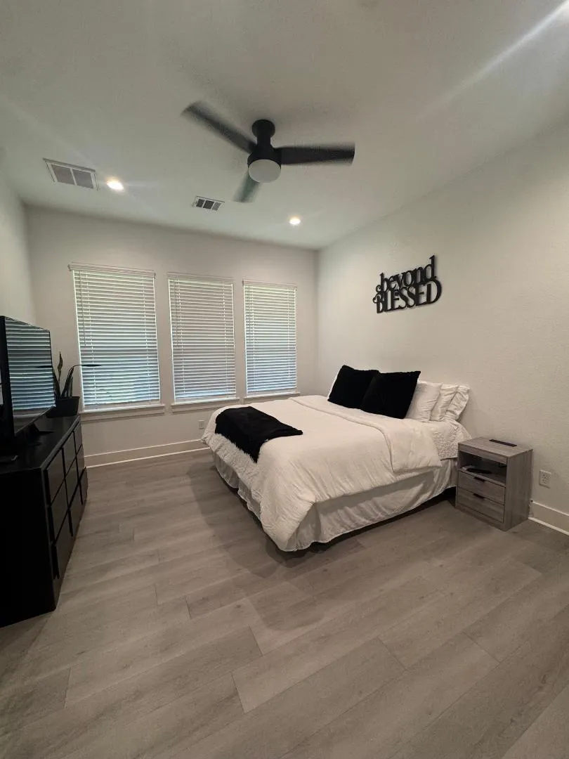 1607 Avenue E Danbury, TX 77534