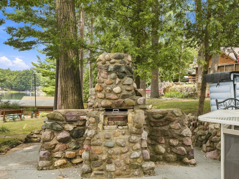 9545 E School Section Lake Drive Morton Township, MI 49332