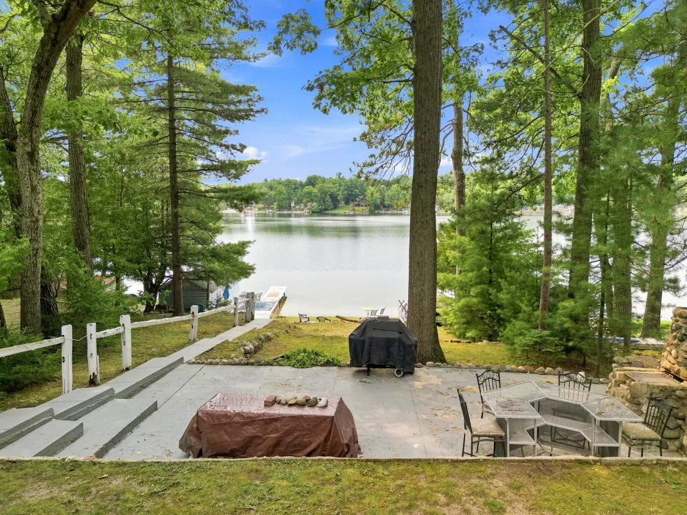 9545 E School Section Lake Drive Morton Township, MI 49332