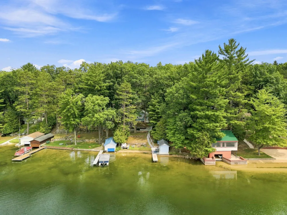 9545 E School Section Lake Drive Morton Township, MI 49332