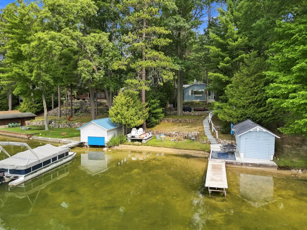 9545 E School Section Lake Drive Morton Township, MI 49332