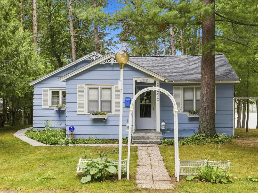 9545 E School Section Lake Drive Morton Township, MI 49332