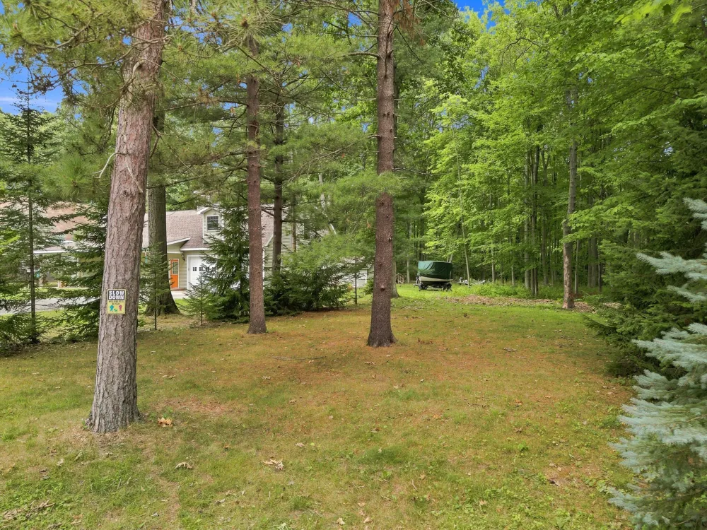 9545 E School Section Lake Drive Morton Township, MI 49332