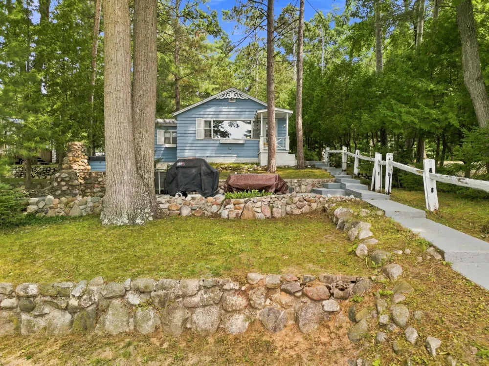 9545 E School Section Lake Drive Morton Township, MI 49332