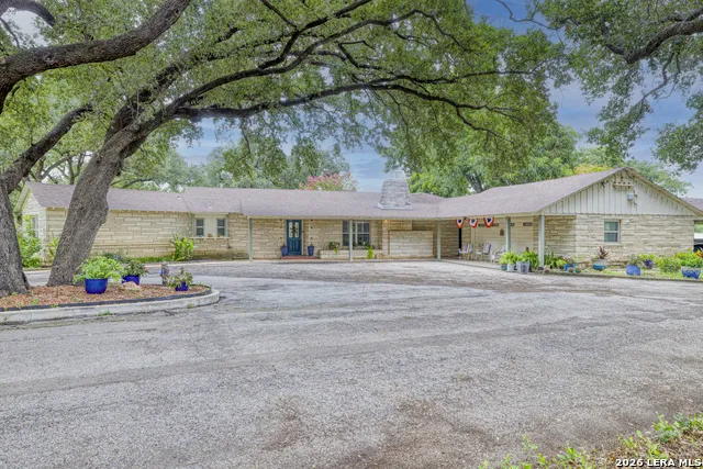 929 Black St Uvalde, TX 78801