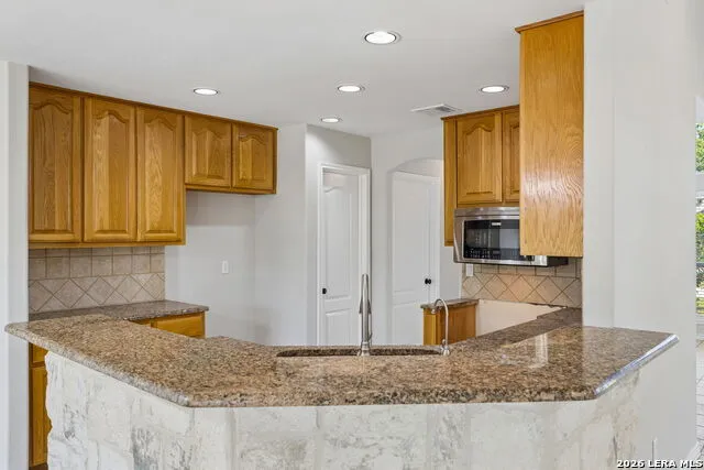 1611 Embassy Dr Pleasanton, TX 78064