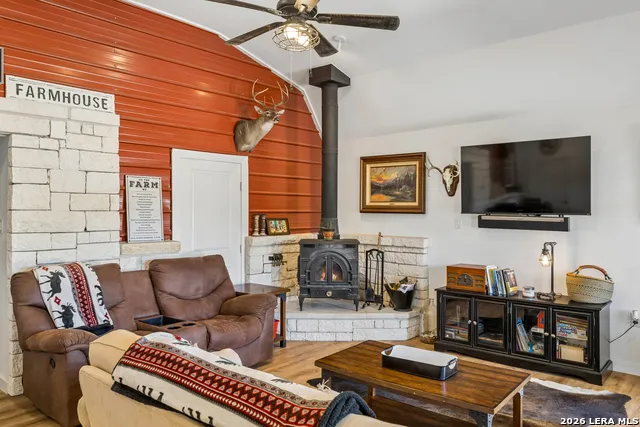652 OVERLOOK DR Fredericksburg, TX 78624
