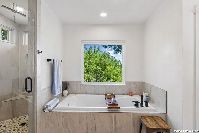 652 OVERLOOK DR Fredericksburg, TX 78624