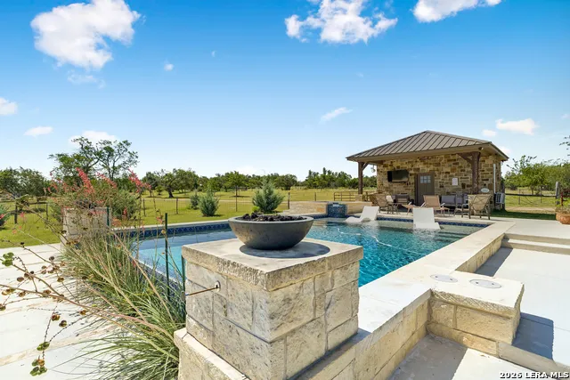 652 OVERLOOK DR Fredericksburg, TX 78624