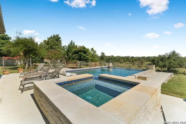 652 OVERLOOK DR Fredericksburg, TX 78624