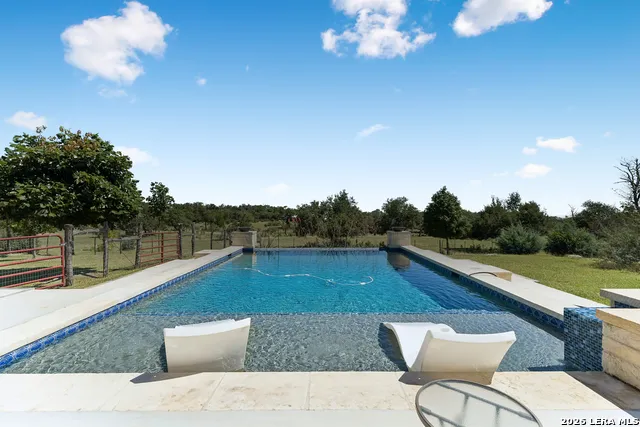 652 OVERLOOK DR Fredericksburg, TX 78624