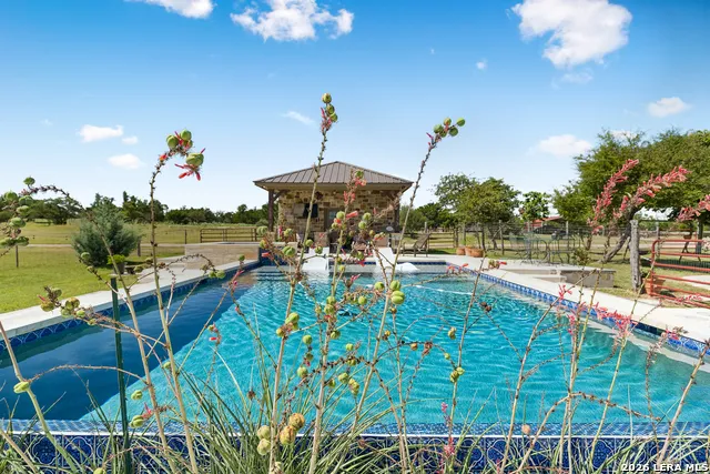 652 OVERLOOK DR Fredericksburg, TX 78624