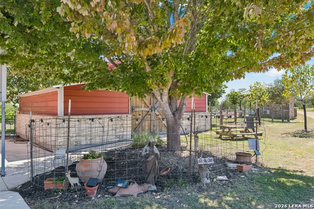 652 OVERLOOK DR Fredericksburg, TX 78624