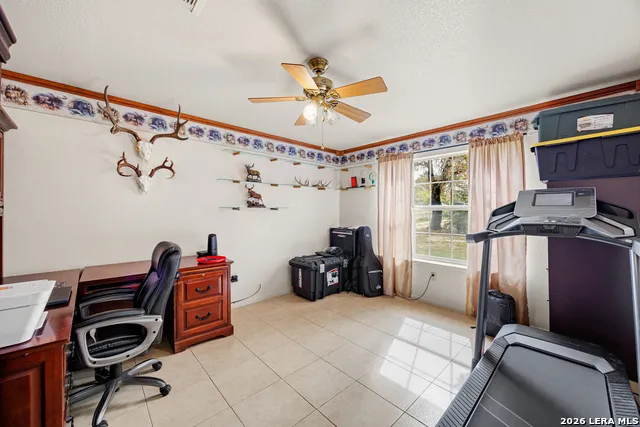 837 Paddy Rd Floresville, TX 78114