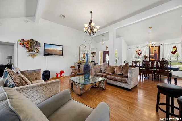 837 Paddy Rd Floresville, TX 78114