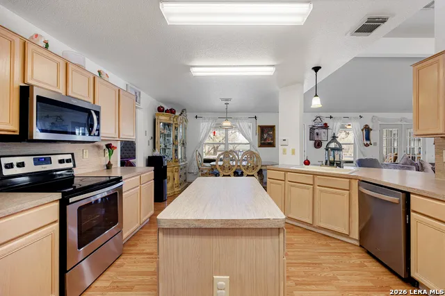 837 Paddy Rd Floresville, TX 78114