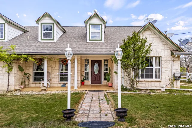 837 Paddy Rd Floresville, TX 78114