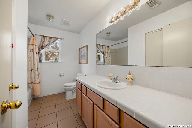 837 Paddy Rd Floresville, TX 78114