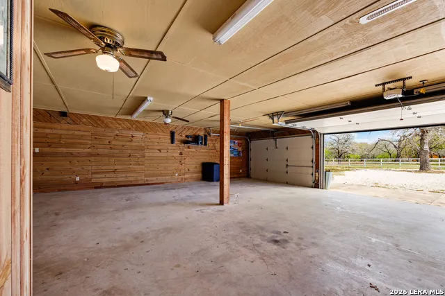 837 Paddy Rd Floresville, TX 78114